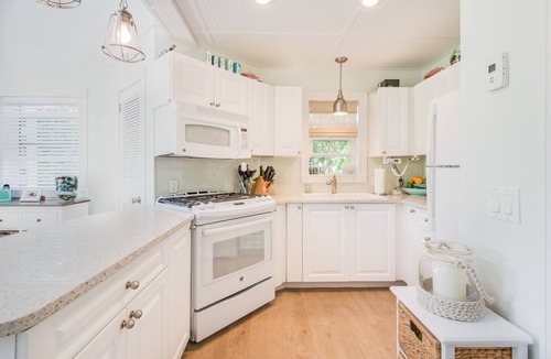 Hope Town House | Honeymoon Villa - Enchanting Retreat for Couples in Hope Town Village!