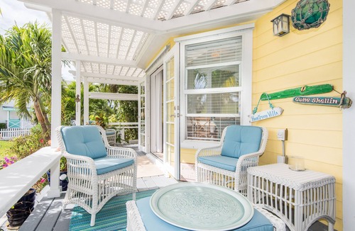 Hope Town House | Honeymoon Villa - Enchanting Retreat for Couples in Hope Town Village!