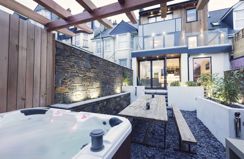 Newquay House | Hot tub, Sauna, Fantastic Location, Sleeps16