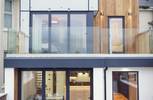 Newquay House | Hot tub, Sauna, Fantastic Location, Sleeps16