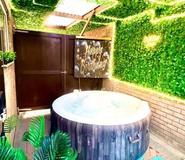 Bedford House | Hot Tube&Private Driveway&11 Guests Family&Contractors Bedford