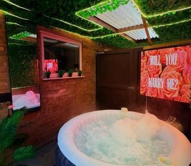 Bedford House | Hot Tube&Private Driveway&11 Guests Family&Contractors Bedford