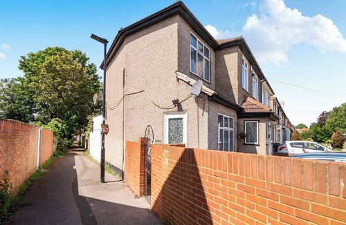 Hounslow Central House | Hounslow Hideaway Cottage