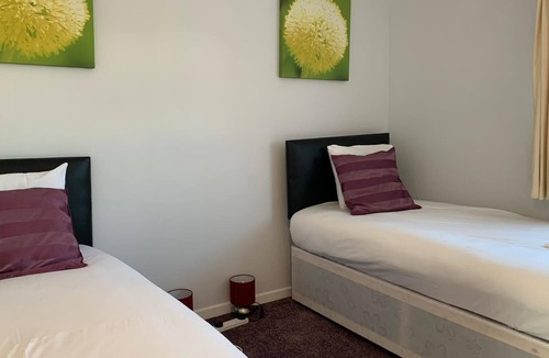 Dunstable House | House in Elm Park, 15min drive from luton airport, Free WIFI, Free Parking