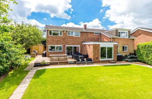 Higham Ferrers House | House Sleeps 11 with Enclosed Garden