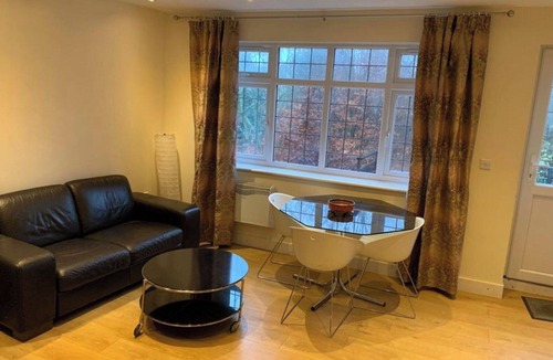 High Wycombe House | House - Sleeps 2 - Patio - Parking