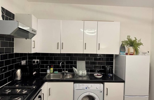 Farringdon House | House Sleeps 22 with Wifi