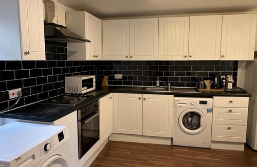 Farringdon House | House Sleeps 22 With Wifi