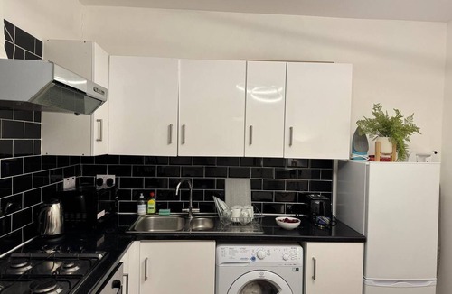 Farringdon House | House Sleeps 22 With Wifi