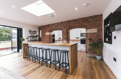 Shawbury House | House with a cinema and games room, sleeps 17