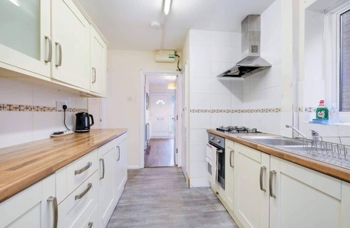 High Wycombe House | HP13 3BR Home w/Garden, WiFi &Easy Transport Links