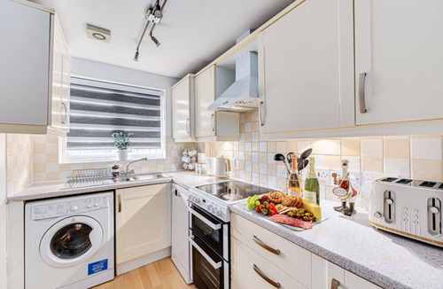 Milton Keynes House | Hunsbury House Sleeps 5 SkyTV Free Parking Self-Check-In Yoko Property