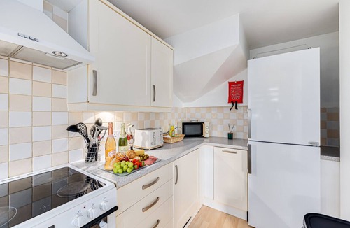 Milton Keynes House | Hunsbury House Sleeps 5 SkyTV Free Parking Self-Check-In Yoko Property