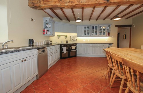 Tenbury Wells Cottage | HUNTERS MOON, pet friendly, with hot tub in Tenbury Wells