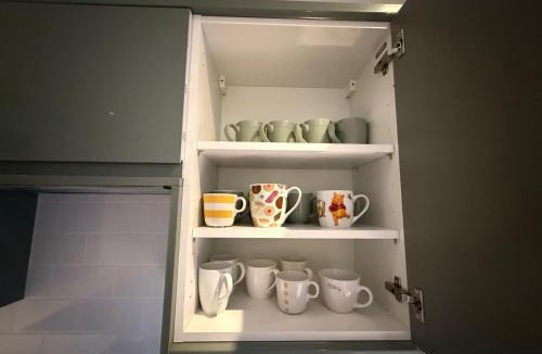 Huntingdon House | Huntingdon 5 bedroom 4 double beds, off road parking close town centre