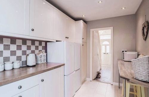 Wyken House | Ideal for Contractors and Families | FREE Parking