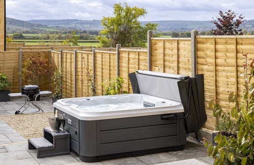 Mangotsfield Cottage | Incredible dog friendly with hot tub - The Old Stores