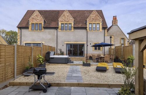 Mangotsfield Cottage | Incredible dog friendly with hot tub - The Old Stores