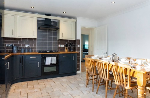 Gloucester House | Innsworth House - Gloucester 4 Bed Home - Parking - Garden