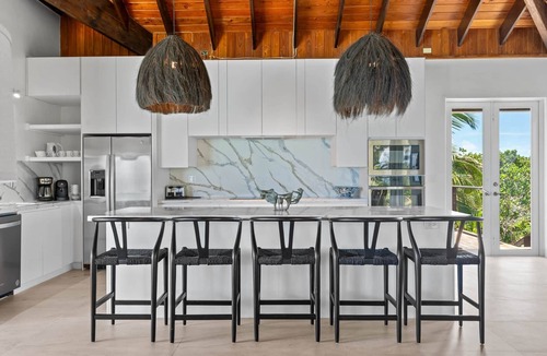William's Town House | Inspiration Point, Newly Renovated, Heated Pool and Year-Round Sandy Beach