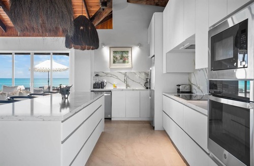 William's Town House | Inspiration Point, Newly Renovated, Heated Pool and Year-Round Sandy Beach