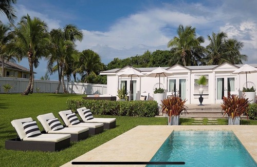 Dunmore Town House | Interior designed 3 bedroom house 2 mins to the pink sand beach, Harbour Island