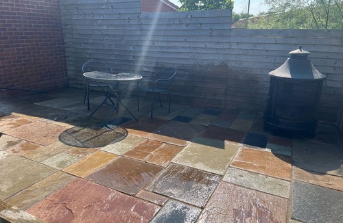 Irby House | Inviting 3 bed + hot tub With Excellent Train and bus to Liverpool & Chester