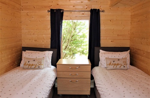 Ashton Under Hill Cabin | Inviting 3-Bedroom Lodge in Ashton Under Hill