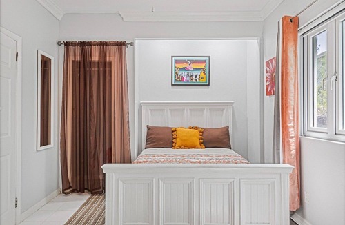 Nassau House | Island Retreat in gated community- 5 mins from the beach