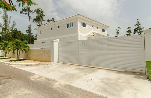 Lyford Cay Condo | Island Seahorse Retreat