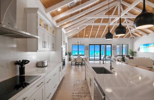 Tar Bay House | Island Time - Brand New 4 bedroom Luxury house right on the Beach!