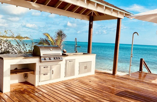 Tar Bay House | IslandChicBeachFrontHome!StunningViews-Pool,OutdoorKitchen,Reef,Mini BballCourt