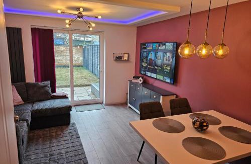 Northampton Villa | Jasmin's House, 2 bedroom, Private Parking