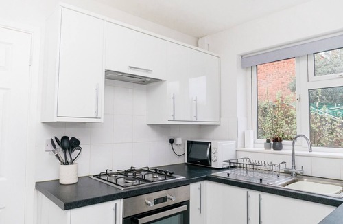 Kempston Villa | Jowitt Avenue | Detached House | Parking & Garden | eco-Short Term Let by SILVA