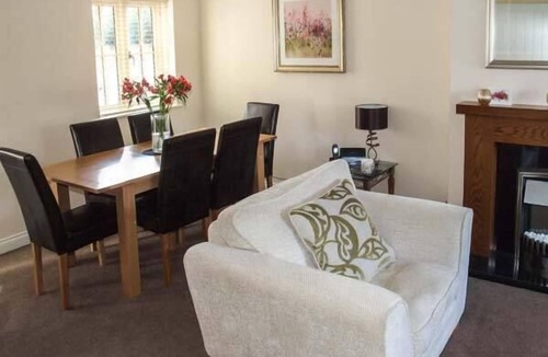 Cheltenham Cottage | JUBILEE MEWS, pet friendly, with a garden in Andoversford
