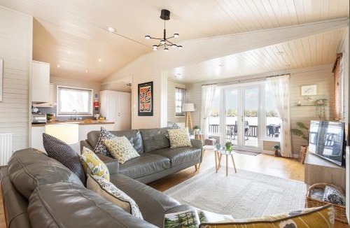 Carnforth House | Keer Lodge a lakeshore haven Pine Lake Resort