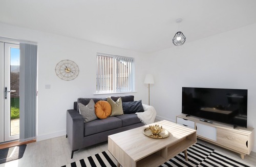 Aylesbury House | Kempster 5 Bedroom 3 Bathroom Serviced House Aylesbury with parking