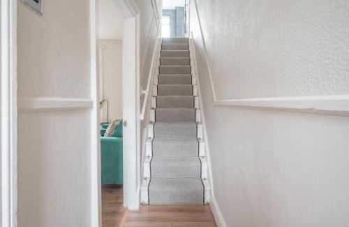 Barrow-in-Furness House | KING BED Luxury 2BR City House Fast WiFi