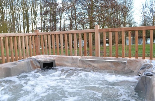 Henton Apartment | Kingfisher Luxury Lodge with Sauna and Hot Tub