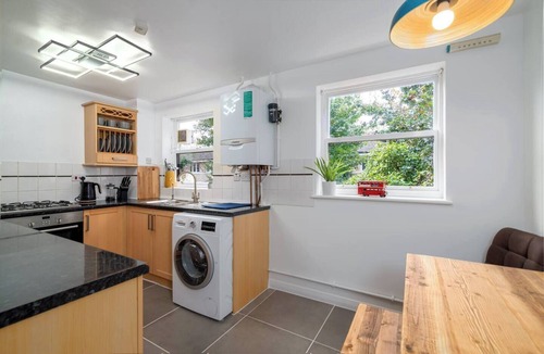 St. Pancras and Somers Town House | Kings Cross 4BR House | Garden & Free Parking