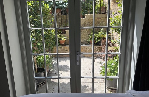 Kings Cross St. Pancras House | Kings Cross, renovated period property, quiet tree lined street, central London