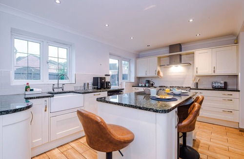 Newcastle-Under-Lyme House | Kinship House: Spacious 4-Bed, 3-Bath Retreat in Newcastle-under-Lyme