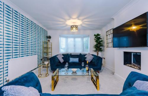 Newcastle-Under-Lyme House | Kinship House by YourStays - Stunning Holiday Home in the Suburbs