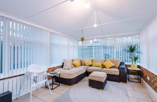Newcastle-Under-Lyme House | Kinship House by YourStays - Stunning Holiday Home in the Suburbs
