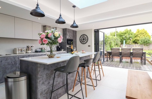 Little Missenden Cottage | KITE VIEW COTTAGE, pet friendly, with a garden in Holmer Green
