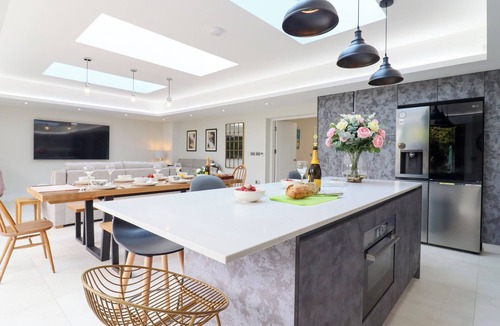 Little Missenden Cottage | KITE VIEW COTTAGE, pet friendly, with a garden in Holmer Green
