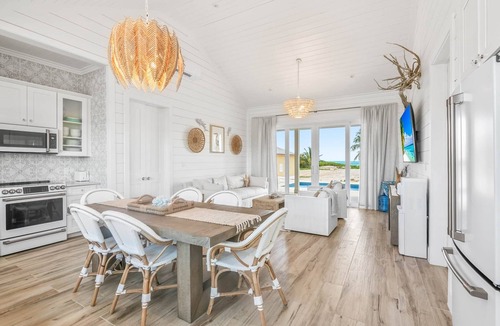 William's Town House | La Dolce Vita Cottage, Beachfront w/pool directly on Tropic of Cancer Beach!