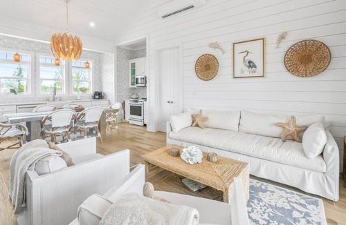 William's Town House | La Dolce Vita Cottage, Beachfront w/pool directly on Tropic of Cancer Beach!