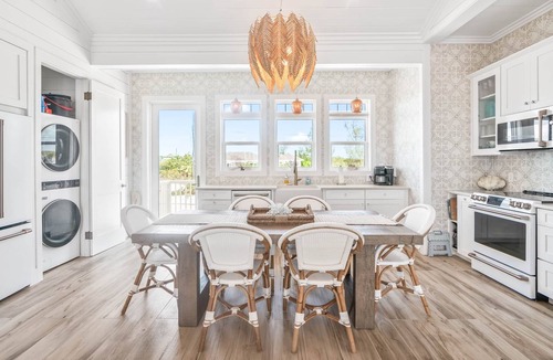 William's Town House | La Dolce Vita Cottage, Beachfront w/pool directly on Tropic of Cancer Beach!