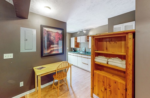 Bloomington Cottage | Lake Monroe Fall & Winter Retreat: Hot Tub